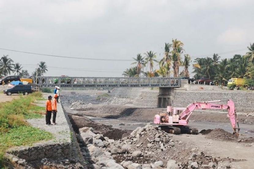 Jembatan di Desa Kloposawit, Kecamatan Candipuro, Kabupaten Lumajang, Jawa Timur (Jatim), sudah bisa kembali dilintasi masyarakat. Jembatan tersebut sebelumnya rusak akibat diterjang banjir lahar dingin Gunung Semeru pada 18 April 2024. 