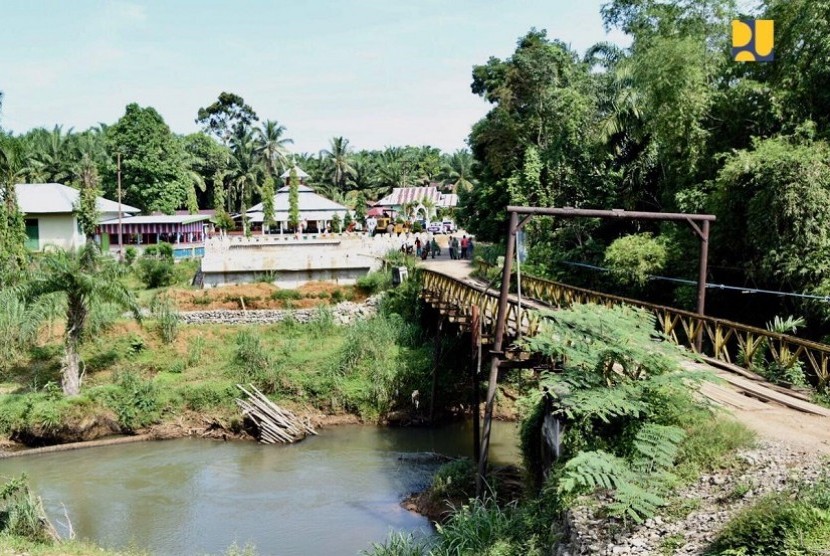 Jembatan di Desa Wono Harjo Kecamatan Giri Mulya Kabupaten Bengkulu Utara, Bengkulu.