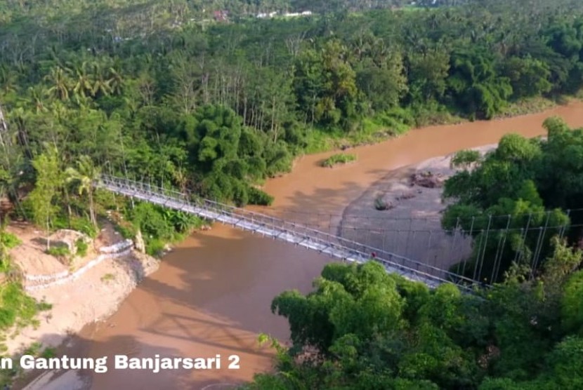 Jembatan gantung di Pacitan, Jawa Timur.