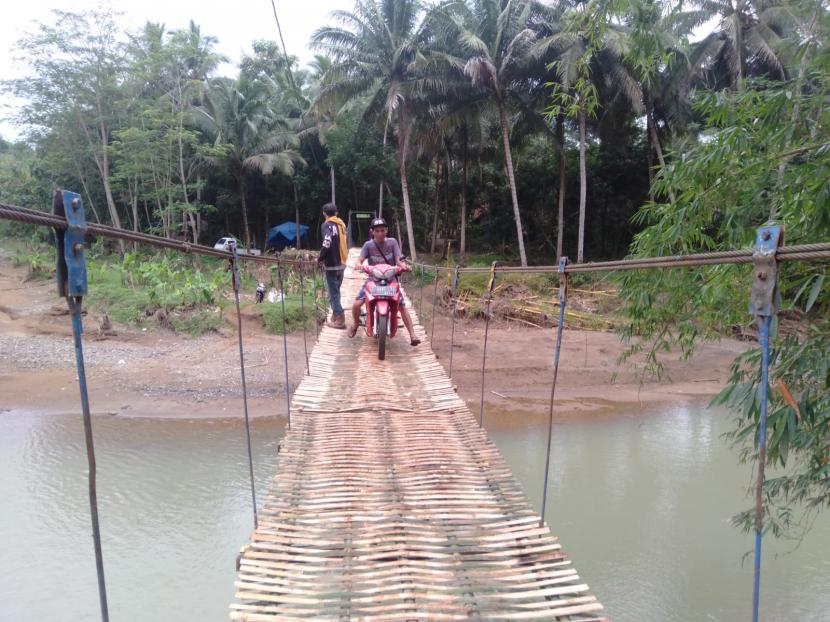 Jembatan gantung di Dusun Gunungsari, Desa Ciparay, Kecamatan Cidolog, Kabupaten Ciamis, kembali dapat dilalui warga. Warga melakukan perbaikan jembatan yang sebelumnya rusak itu secara swadaya. 