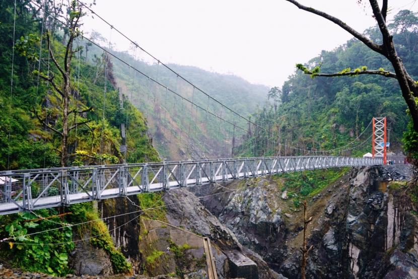Jembatan Gantung Gladak Perak di Kecamatan Candipuro, Kabupaten Lumajang sudah bisa diakses kembali oleh masyarakat setelah sempat ditutup karena di sekitarnya terjadi tanah longsor. 