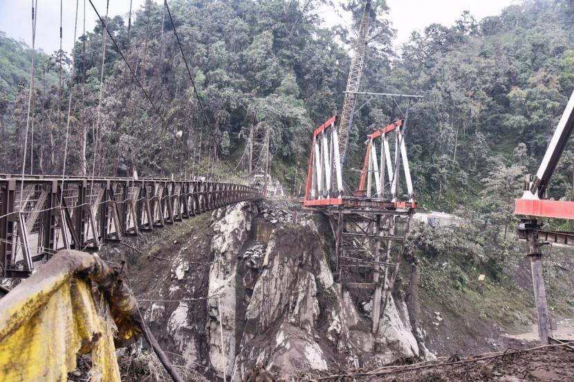 Jembatan Gantung Gladak Perak masih belum dibuka dan beroperasi untuk masyarakat umum. Hal ini terjadi setelah jembatan ikut terdampak Awan Panas Guguran Gunung (APG) Semeru, Ahad (4/12/2022).