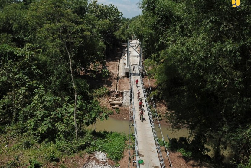 Jembatan gantung Kedung Manten.