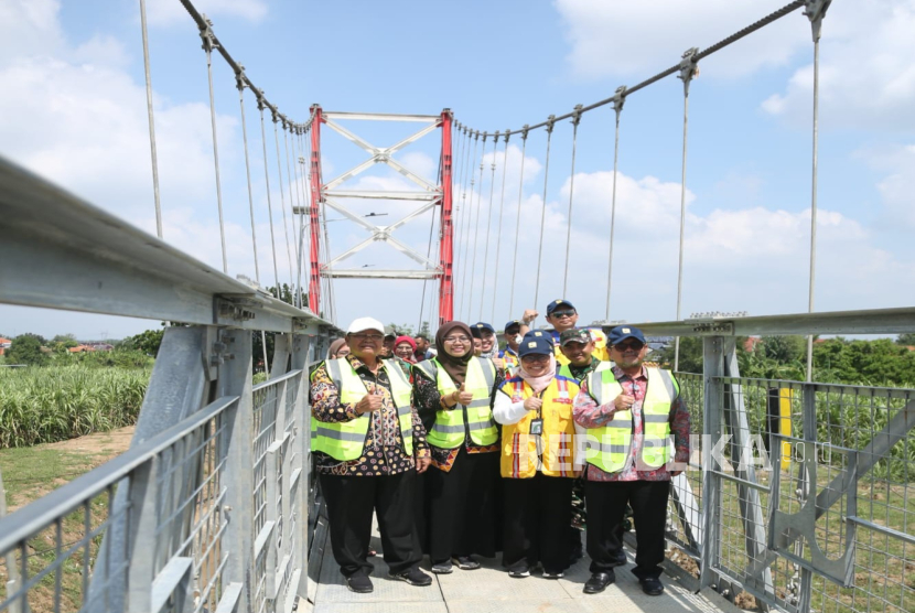 Jembatan gantung penghubung Desa Babakan Losari Lor, Kecamatan Pabedilan, Kabupaten Cirebon, Jawa Barat, dengan Desa Babakan Losari, Kecamatan Losari, Kabupaten Brebes, Jawa Tengah, diresmikan, Sabtu (23/8/2025). Dengan adanya jembatan gantung itu, akses warga di Cirebon – Brebes hanya lima menit. 