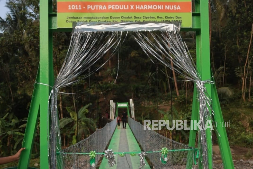 Jembatan gantung penghubung Desa Cipedes, Kecamatan Ciniru dan Desa Cipakem, Kecamatan Maleber, Kabupaten Kuningan, yang telah dinantikan oleh warga selama puluhan tahun. 
