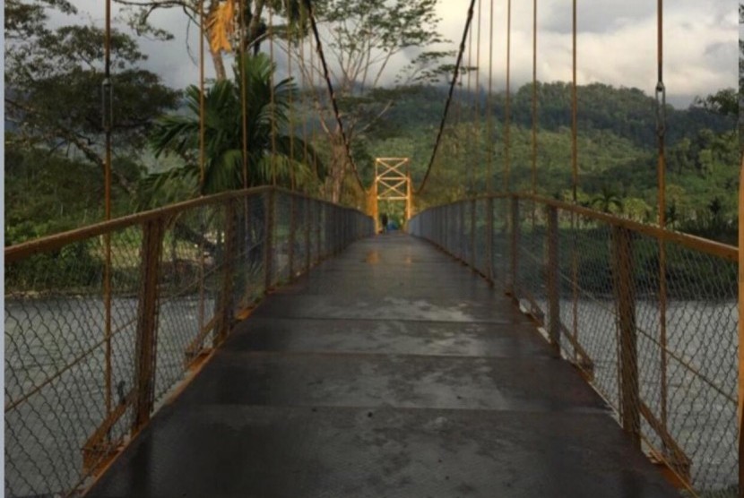 Jembatan Gantung Sikundo (90 meter) di Kecamatan Pante Ceureumen, Kabupaten Aceh Barat