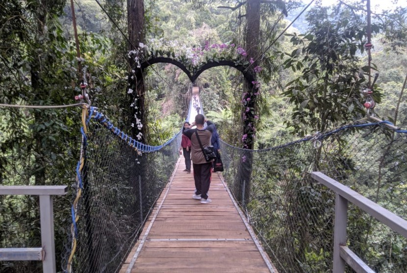 Jembatan gantung Situgunung di Kecamatan Kadudampit, Kabupaten Sukabumi bertambah jadi dua dan menjadi daya tarik baru bagi wisatawan, Ahad (2/2).