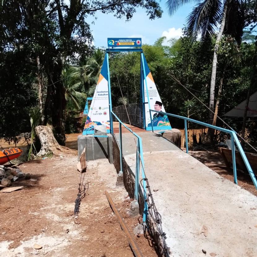 Jembatan gantung terbentang kokoh di atas Sungai Cimuntur yang menghubungkan Desa Kertabumi Kecamatan Cijeungjing dan Desa Denasari Kecamatan Cisaga Kabupaten Ciamis.