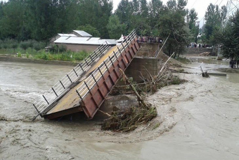 Jembatan hanyut di Kashmir, India