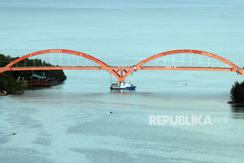 Jembatan Holtekamp, Jayapura, Papua, yang selesai 95 persen pembangunannya, tampak, Rabu (11/4). 