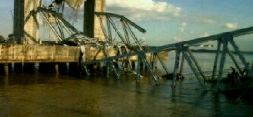 Jembatan Kukar ambruk