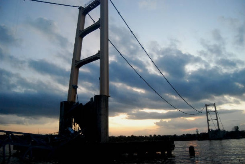 Jembatan Kukar ambruk