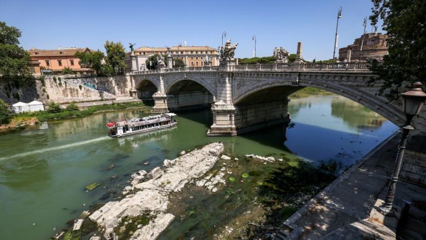 Jembatan kuno yang diduga dibangun oleh Kaisar Nero muncul karena Italia mengalami kekeringan parah.