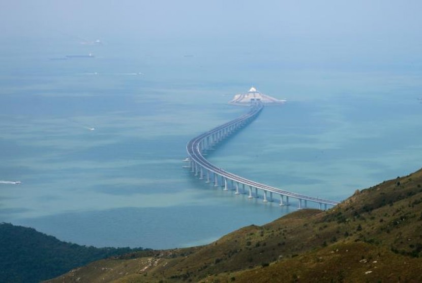 jembatan laut terpanjang di dunia yang menghubungkan Hong Kong, Makau, dan Cina daratan.