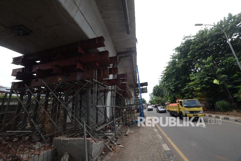  Jembatan Layang Rawa Buaya yang mengalami peretakan dalam proses perbaikan, Jakarta Barat, Kamis (27/12). Fly over Rawa Buaya mengalami peretakan, akibat peretekan tersebut fly over ditutup untuk perbaikan 10 hari ke depan. 