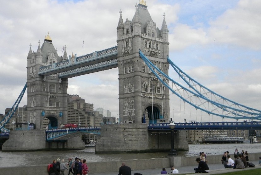 Jembatan London. Tower Bridge London sempat mengalami masalah sehingga berada di posisi terbuka dan mengakibatkan kemacetan pada Senin (9/8).