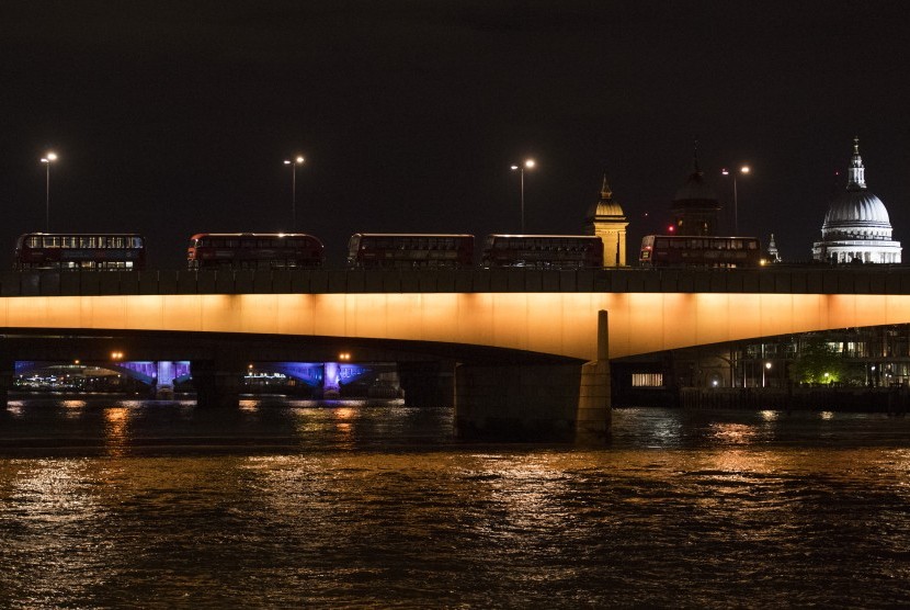 Jembatan London menjadi lokasi serangan teror London setelah sebuah van menabrak orang-orang yang sedang berjalan kaki, Ahad (4/6).