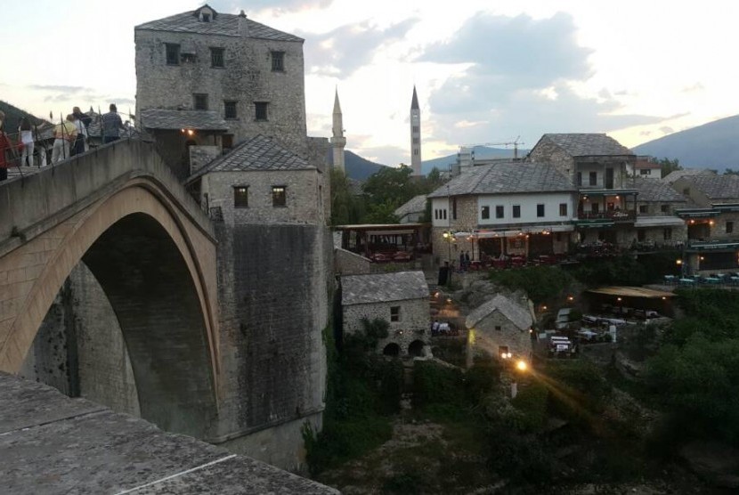Jembatan Mostar Bosnia, saksi bisu pembantaian Muslim Bosnia. 
