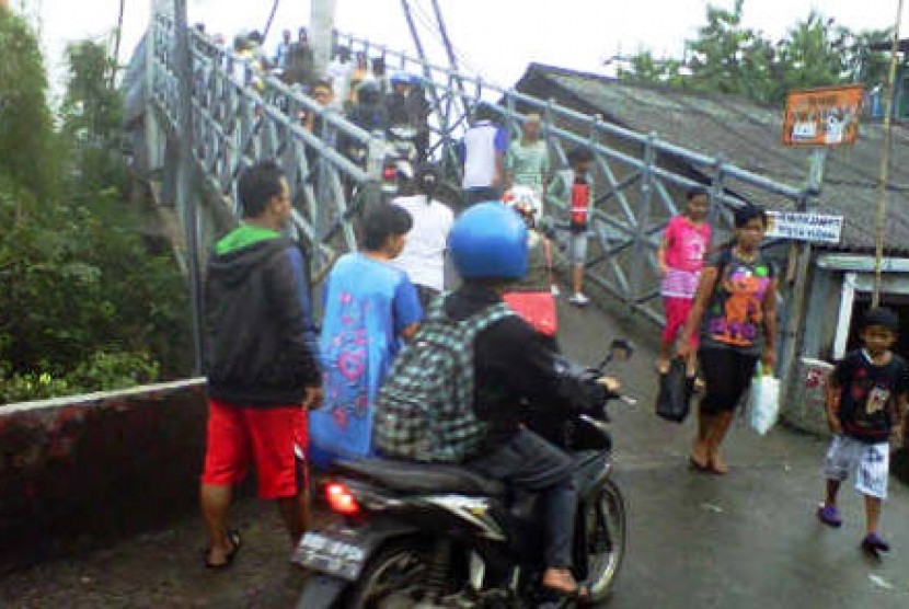 Jembatan Pasar Minggu dibuka lagi, Kamis (17/1/2013) setelah Sungai Ciliwung mulai surut.