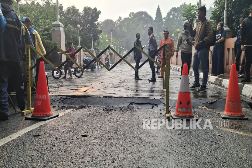 Jembatan Pemkot Cimahi di Jalan Rd. Demang Hardjakusumah, Kota Cimahi yang Sebelumnya Amblas pada Bagian Plat Injaknya Sudah Rampung Diperbaiki dan Bisa Dilewati Kendaraan.