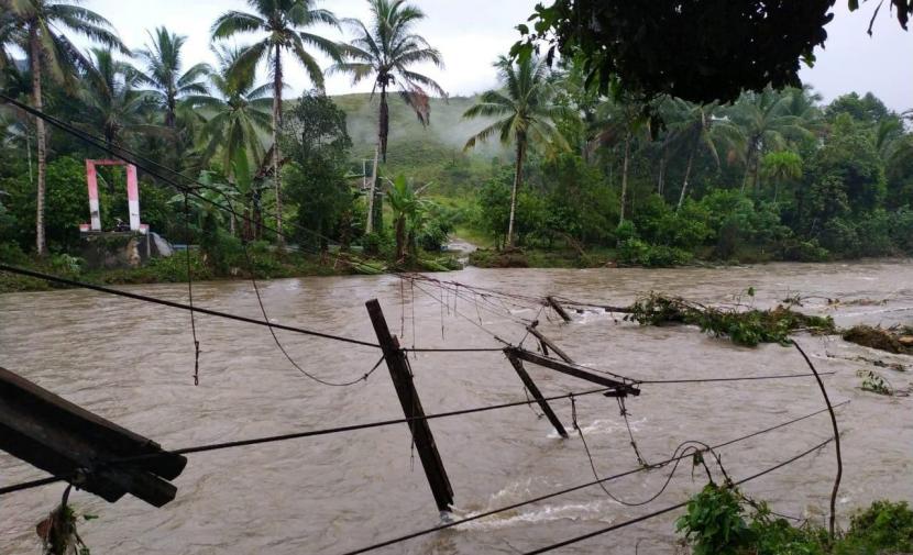 Jembatan penghubung antar desa di Kabupaten Buru, Maluku, hancur usai diterjang banjir pada Kamis (16/9) sore. 