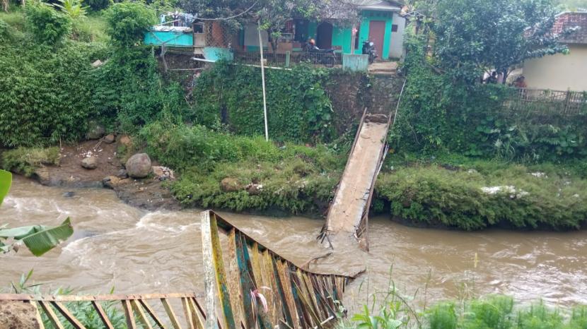 Jembatan penghubung antar kampung di Kabupaten Sukabumi roboh. Bencana longsong menyebabkan jembatan penghubungi antarkampung di Sukabumi ambruk.