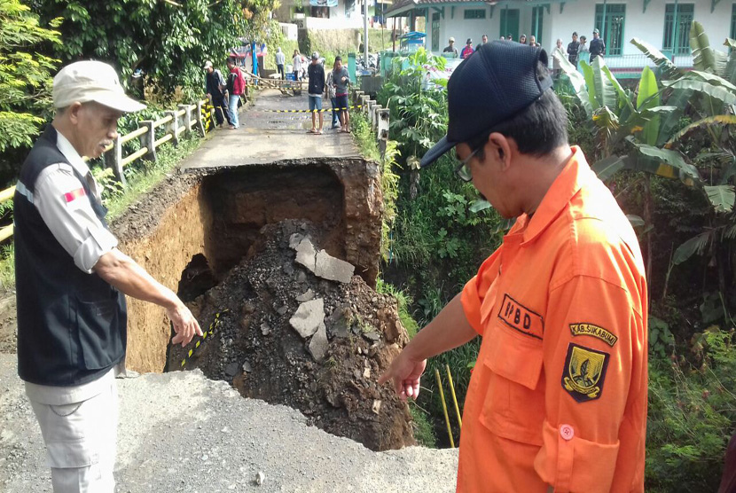 Jembatan penghubung antara Parungkuda dan Ciambar di Kecamatan Parungkuda, Kabupaten Sukabumi ambruk Selasa (24/1) sore. Peristiwa tersebut terjadi ketika wilayah itu diguyur hujan deras.