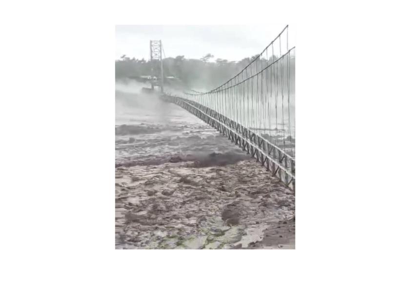 Jembatan penghubung antara wilayah Kabupaten Malang menuju Kabupaten Lumajang, Jawa Timur, tepatnya di Jalan Raya Dampit-Lumajang, dilaporkan terputus akibat diterjang banjir, Jumat (7/7/2023).