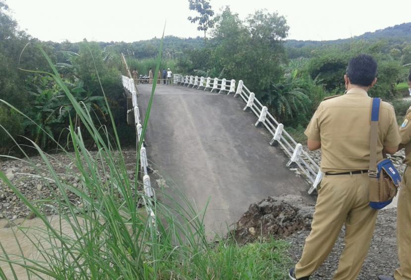 Kondisi jembatan yang ambruk di perbatasan Kabupaten Cirebon-Kabupaten Kuningan, Senin (1/2/2021). 