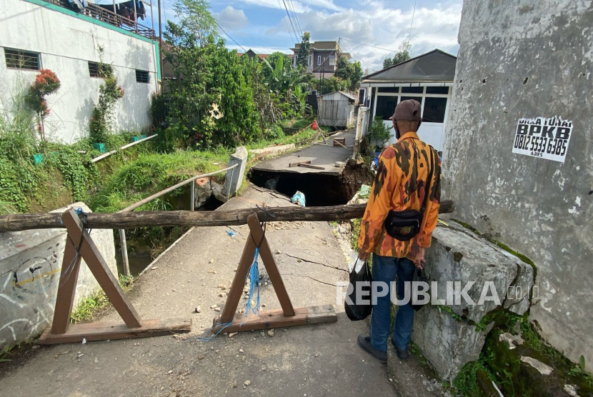 Jembatan Penghubung di Desa Padalarang, Kecamatan Padalarang, Kabupaten Bandung Barat Ambruk. Aktivitas Warga Pun Terganggu