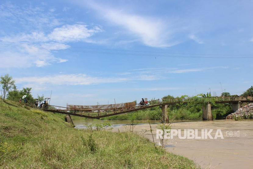 Jembatan penghubung empat kecamatan di Desa Cibereng, Kecamatan Terisi, Kabupaten Indramayu, ambruk sejak dua minggu lalu. Warga secara swadaya membangun jembatan darurat dari bambu karena belum ada perbaikan dari pemerintah. 