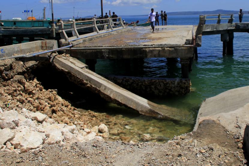 Jembatan penghubung ke dermaga kapal ikan roboh karena diterjang gelombang kencang akibat badai Siklon tropis Seroja di Kota Kupang, NTT, Kamis (8/4/2021). Otoritas Jasa Keuangan (OJK) Provinsi Nusa Tenggara Timur (NTT) mengatakan perbankan di provinsi itu melaporkan bahwa sebanyak 7.397 debiturnya terdampak bencana alam siklon tropis Seroja.