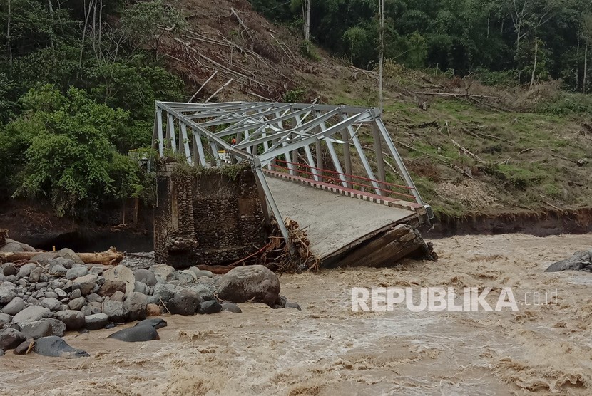 Empat orang dinyatakan meninggal dunia dalam insiden putusnya jembatan di Desa Manau Sembilan II, Kecamatan Padang Guci Hulu, Kabupaten Kaur, Bengkulu, pada Ahad (19/1) kemarin (Ilustrasi Jembatan Putus)