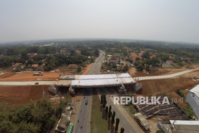  Jembatan penghubung ruas tol trans-jawa Pemalang-Batang di daerah Kandeman, Batang, Jawa Tengah, Sabtu (10/6). 