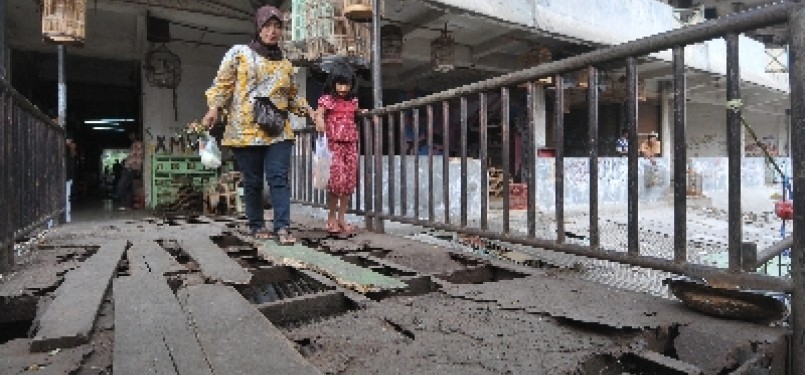 jembatan penghubung yang rusak parah di Pasar Ciputat, Kota Tangerang Selatan, Banten, Senin (8/8). Kerusakan yang dibiarkan sekitar tiga tahun tersebut sering menyebabkan banyaknya korban terluka karena terperosok lubang-lubang yang ada di jembatan terseb