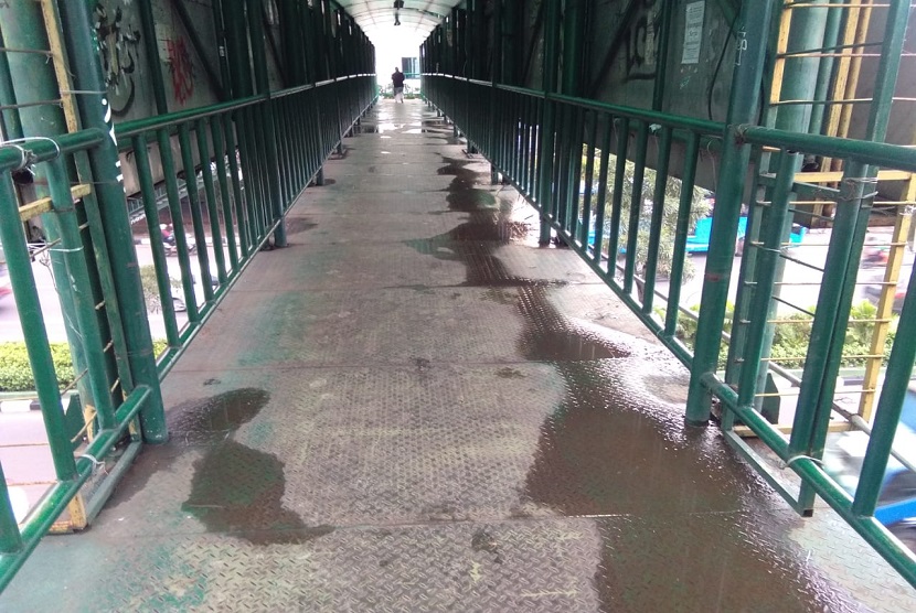 Jembatan Penyeberangan Orang di depan Rumah Sakit Mitra Keluarga Bekasi Barat, mungkin adalah salah satu JPO terbesar dan termegah di pusat Kota Bekasi. Namun apabila kita menilik lebih dalam, kondisi JPO ini terlihat sangat kumuh. 