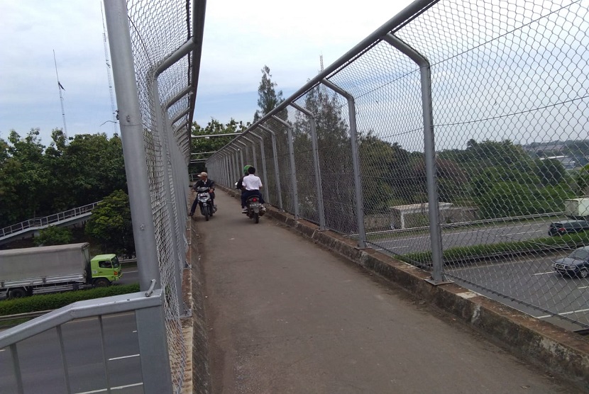 Jembatan Penyeberangan Orang di Jalan Alternatif Jakarta Outer Ring Road (JORR) Jati Melati, Pondok Melati, Kota Bekasi dipakai oleh para pengendara sepeda motor untuk menyebrang. 