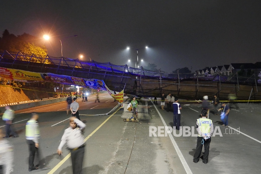 Jembatan penyeberangan orang di kilometer 7 tol Jakarta-Serpong roboh, Ahad (15/5) malam.