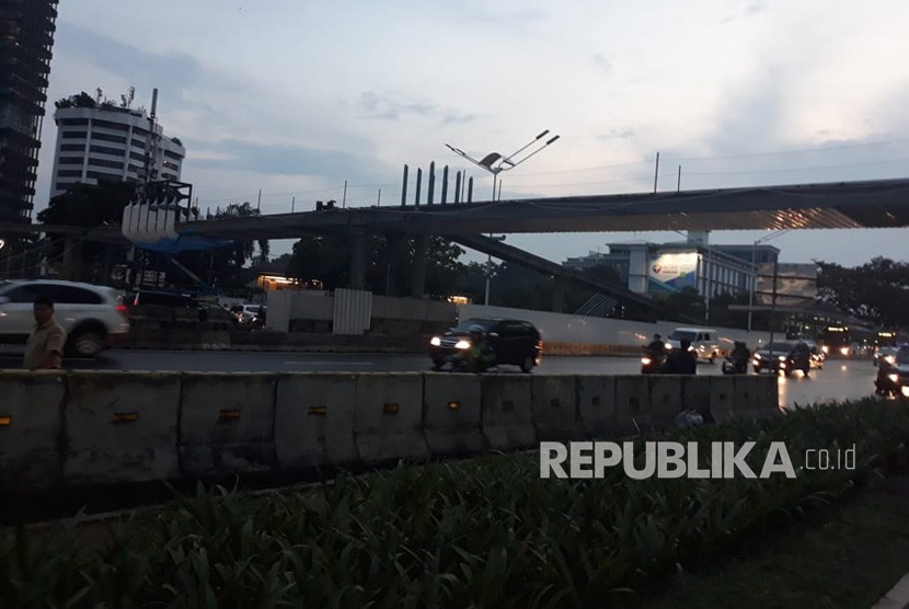 Jembatan Penyeberangan Orang (JPO) Bundaran Senayan, di Jalan Sudirman, Jakarta Pusat, yang sedang dilakukan revitalisasi.