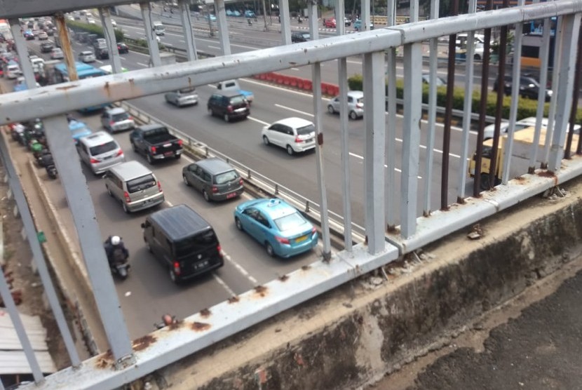 Jembatan Penyeberangan Orang (JPO) di Jalan Gatot Subroto, Pancoran,  Jakarta Selatan kondisinya kurang terawat, Selasa (14/5) 