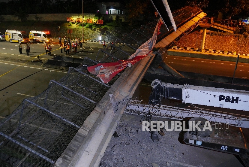 Jembatan Penyeberangan Orang (JPO) di kilometer 7 tol Jakarta-Serpong roboh akibat ditabrak truk crane, Ahad (15/5) malam.Republika/Edwin Dwi Putranto
