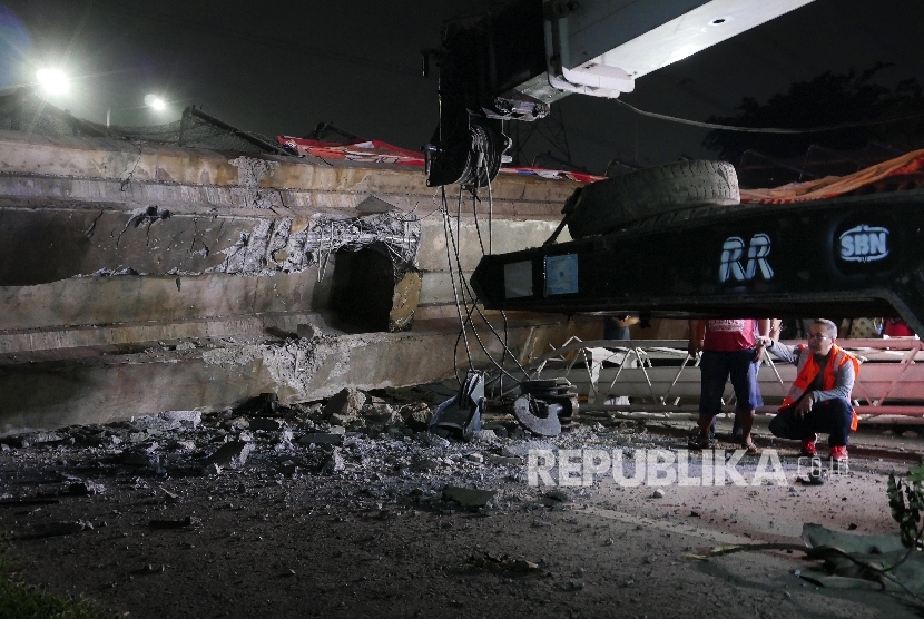 Jembatan Penyeberangan Orang (JPO) di kilometer 7 tol Jakarta-Serpong roboh akibat ditabrak truk crane, Ahad (15/5) malam.Republika/Edwin Dwi Putranto