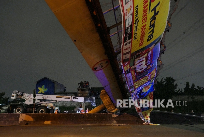 Jembatan Penyeberangan Orang (JPO) di kilometer 7 tol Jakarta-Serpong roboh akibat ditabrak truk crane, Ahad (15/5) malam.Republika/Edwin Dwi Putranto