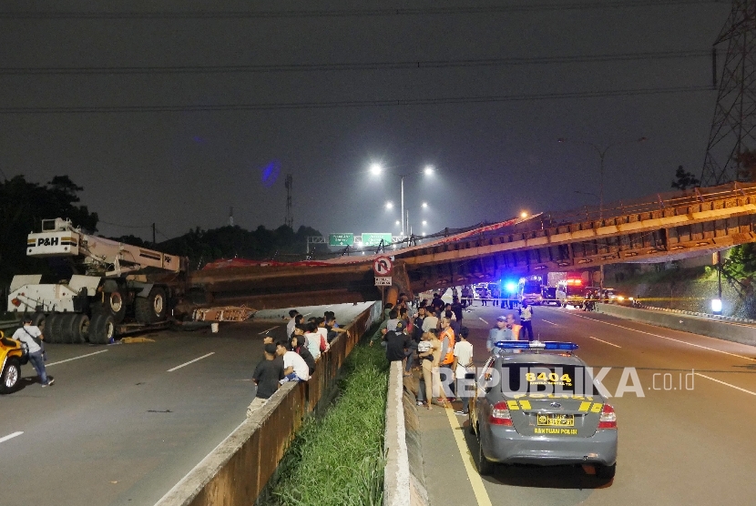 Jembatan Penyeberangan Orang (JPO) di kilometer 7 tol Jakarta-Serpong roboh akibat ditabrak truk crane, Ahad (15/5) malam.Republika/Edwin Dwi Putranto