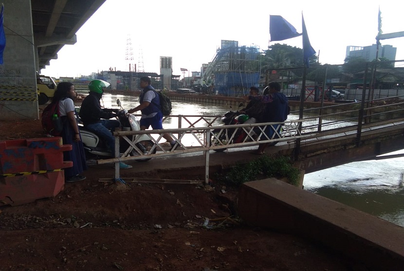 Jembatan Penyeberangan Orang yang berada di atas sungai Kalimalang,  Kota Bekasi saat ini digunakan oleh sepeda motor untuk melintas. Selasa (26/3)