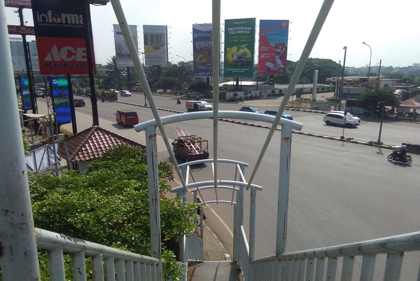 Jembatan Penyeberangan Orang yang berada di Jalan Jenderal Ahmad Yani atau tepatnya berada di depan Mall Metropolitan Bekasi, Kota Bekasi posisinya sangat curam dan tak memiliki atap.