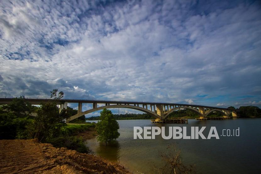Jembatan Pulau Balang I di Kabupaten Penajam Paser Utara, Kalimantan Timur. Jembatan Pulau Balang menjadi salah satu akses penghubung menuju Ibu Kota Negara (IKN) Nusantara, jembatan tersebut menghubungkan Kota Balikpapan langsung ke Penajam Paser Utara (ilustrasi)