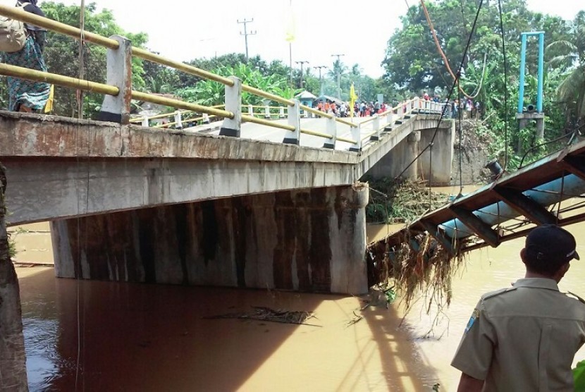 Jembatan Putrapinggan di Desa Putrapinggan, Kecamatan Kalipucung, Kabupaten Pangandaran, yang nyaris ambruk akibat dihantam pipa PDAM 