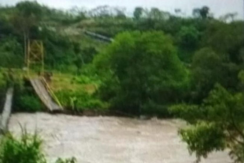 Jembatan putus di Kabupaten Kaur, Bengkulu, akibat banjir bandang, Ahad (19/1).