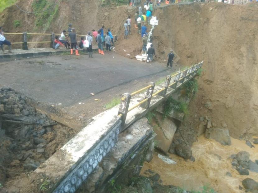 Jembatan rusak di Kampung Cinyiru, Kecamatan Lebak Gedong, Kabupaten Lebak, Banten akibat banjir. Hujan dengan intensitas tinggi sejak Selasa (12/5) malam membuat dua kecamatan di Kabupaten Lebak yaitu Lebak Gedong dan Cipanas diterjang banjir pada Rabu (13/5) dini hari.